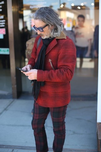 Come indossare e abbinare una camicia giacca per un uomo di 60 anni quando fa freddo in modo casual: Questa combinazione di una camicia giacca e chino scozzesi rossi e neri è perfetta per il tempo libero.