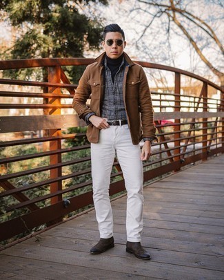 Quale dolcevita indossare con jeans bianchi: Per un outfit quotidiano pieno di carattere e personalità, potresti combinare un dolcevita con jeans bianchi. Opta per un paio di stivali chelsea in pelle scamosciata marrone scuro per un tocco virile.