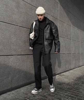 Come indossare e abbinare chino con sneakers alte in modo casual: Abbina una camicia giacca in pelle nera con chino per un look davvero alla moda. Aggiungi un tocco fantasioso indossando un paio di sneakers alte.