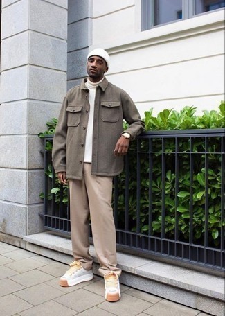 Come indossare e abbinare una giacca grigia: Prova a combinare una giacca grigia con chino marrone chiaro per un look da sfoggiare sul lavoro. Per un look più rilassato, scegli un paio di sneakers basse in pelle bianche.