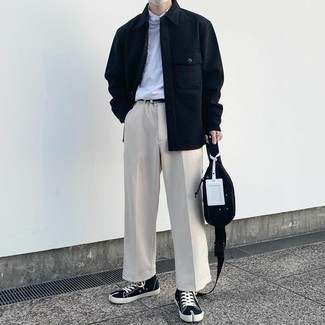 Look alla moda per uomo: Camicia giacca di lana blu scuro, Dolcevita bianco, Chino beige, Sneakers alte di tela nere e bianche