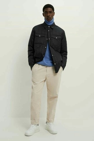 Look alla moda per uomo: Camicia giacca in nylon trapuntata nera, Dolcevita di lana azzurro, Chino di velluto a coste beige, Sneakers basse in pelle bianche