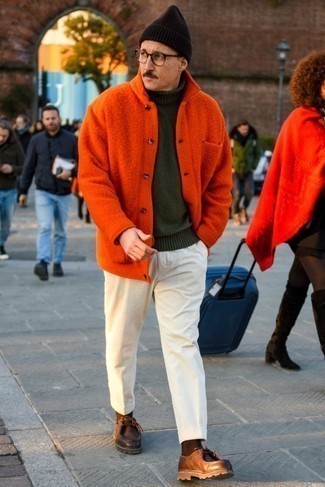 Trend da uomo 2023 quando fa freddo: Prova ad abbinare una camicia giacca di lana arancione con chino di velluto a coste bianchi, perfetto per il lavoro. Chukka in pelle marrone scuro sono una gradevolissima scelta per completare il look.