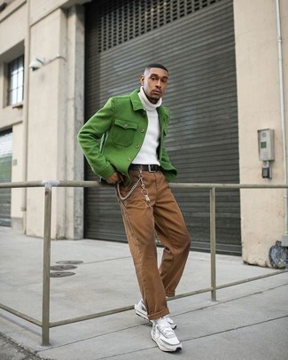 Look alla moda per uomo: Camicia giacca verde, Dolcevita di lana bianco, Chino marroni, Scarpe sportive bianche
