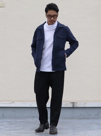 Come indossare e abbinare una camicia giacca blu per un uomo di 40 anni: Prova a combinare una camicia giacca blu con chino neri per un look davvero alla moda. Completa il tuo abbigliamento con un paio di scarpe oxford in pelle nere.