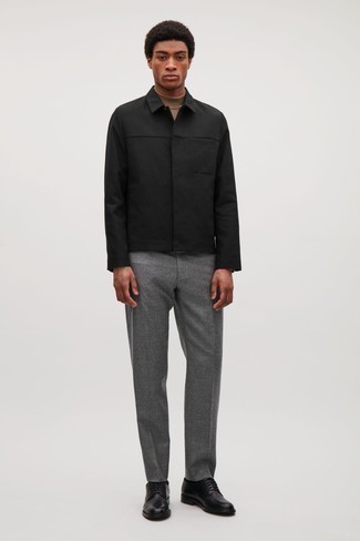 Quale camicia giacca indossare con chino grigi per un uomo di 20 anni quando fa caldo in modo smart-casual: Metti una camicia giacca e chino grigi per un look davvero alla moda. Opta per un paio di scarpe derby in pelle nere per un tocco virile.