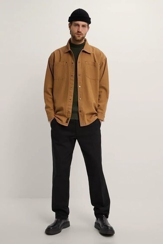 Look alla moda per uomo: Camicia giacca terracotta, Dolcevita di lana lavorato a maglia verde scuro, Chino neri, Stivali chelsea in pelle neri