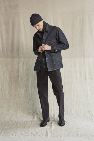 Come indossare e abbinare una camicia giacca nera in modo smart-casual: Punta su una camicia giacca nera e chino neri per essere elegante ma non troppo formale. Stivali casual in pelle neri sono una valida scelta per completare il look.