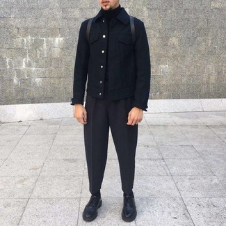 Look alla moda per uomo: Camicia giacca nera, Dolcevita nero, Chino neri, Scarpe derby in pelle pesanti nere
