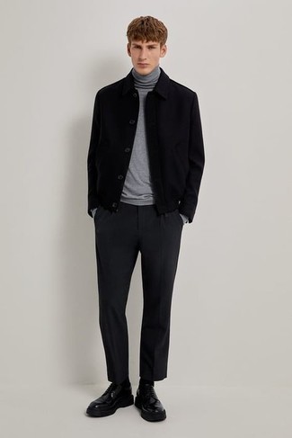 Quale camicia giacca indossare con scarpe derby nere: Prova a combinare una camicia giacca con chino neri se cerchi uno stile ordinato e alla moda. Sfodera il gusto per le calzature di lusso e scegli un paio di scarpe derby nere.