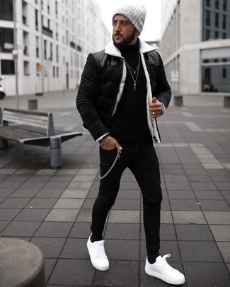 Come indossare e abbinare jeans aderenti neri: Indossa una camicia giacca di velluto a coste trapuntata nera con jeans aderenti neri per un look raffinato per il tempo libero. Sneakers basse di tela bianche sono una buona scelta per completare il look.