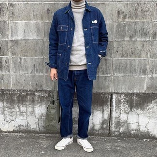 Look alla moda per uomo: Camicia giacca di jeans blu scuro, Dolcevita grigio, Jeans blu scuro, Sneakers basse di tela bianche