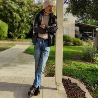 Come indossare e abbinare jeans blu per un uomo di 50 anni in modo smart-casual: Abbina una camicia giacca di lana grigio scuro con jeans blu per un look semplice, da indossare ogni giorno. Chukka in pelle marrone scuro sono una interessante scelta per completare il look.