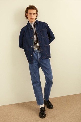 Look alla moda per uomo: Camicia giacca di jeans blu scuro, Dolcevita a righe orizzontali bianco e nero, Jeans blu, Scarpe derby in pelle nere