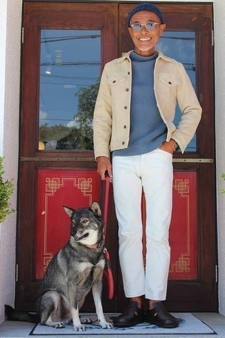 Look alla moda per uomo: Camicia giacca beige, Dolcevita di lana azzurro, Jeans bianchi, Mocassini eleganti in pelle neri