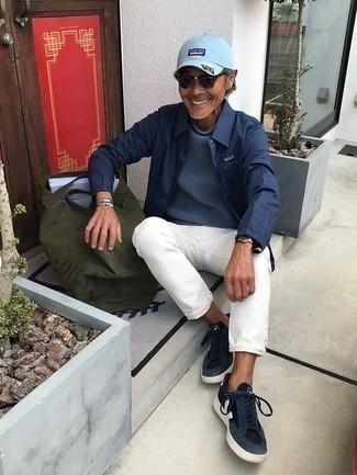 Come indossare e abbinare jeans con sneakers basse per un uomo di 50 anni in modo smart-casual: Abbina una camicia giacca blu scuro con jeans per un look trendy e alla mano. Scegli un paio di sneakers basse come calzature per un tocco più rilassato.