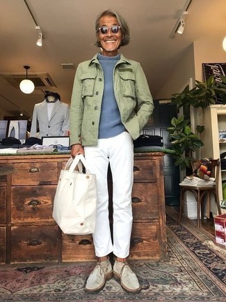 Come indossare e abbinare jeans bianchi per un uomo di 50 anni: Potresti combinare una camicia giacca verde menta con jeans bianchi per un outfit comodo ma studiato con cura. Rifinisci questo look con un paio di chukka in pelle scamosciata beige.