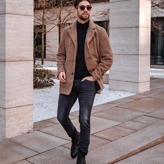 Come indossare e abbinare stivali casual con jeans quando fa caldo in modo smart-casual: Opta per una camicia giacca di pile marrone chiaro e jeans per vestirti casual. Stivali casual sono una splendida scelta per completare il look.