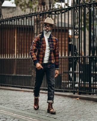 Quale jeans indossare con stivali casual marrone scuro per un uomo di 50 anni: Prova ad abbinare una camicia giacca scozzese multicolore con jeans per un look spensierato e alla moda. Sfodera il gusto per le calzature di lusso e mettiti un paio di stivali casual marrone scuro.