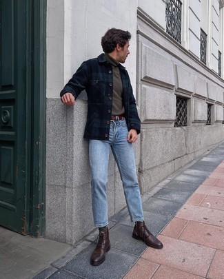 Come indossare e abbinare stivaletti brogue per un uomo di 30 anni: Scegli una camicia giacca di flanella scozzese blu scuro e jeans azzurri per un look raffinato per il tempo libero. Sfodera il gusto per le calzature di lusso e calza un paio di stivaletti brogue.