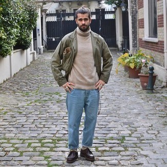 Come indossare e abbinare jeans con stivali per un uomo di 30 anni: Scegli un outfit composto da una camicia giacca verde oliva e jeans per affrontare con facilità la tua giornata. Stivali sono una valida scelta per completare il look.