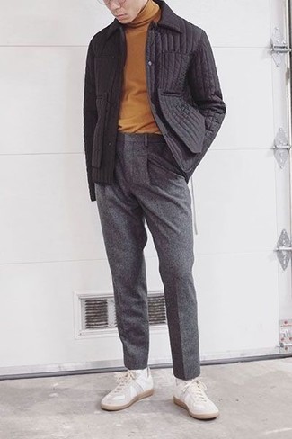 Come indossare e abbinare pantaloni eleganti di lana grigi in modo smart-casual: Abbina una camicia giacca trapuntata nera con pantaloni eleganti di lana grigi come un vero gentiluomo. Scegli un paio di sneakers basse in pelle bianche per un tocco più rilassato.
