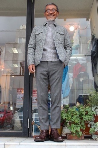 Quale chukka indossare con un dolcevita grigio: Indossa un dolcevita grigio e pantaloni eleganti grigi per un look elegante e alla moda. Opta per un paio di chukka per avere un aspetto più rilassato.