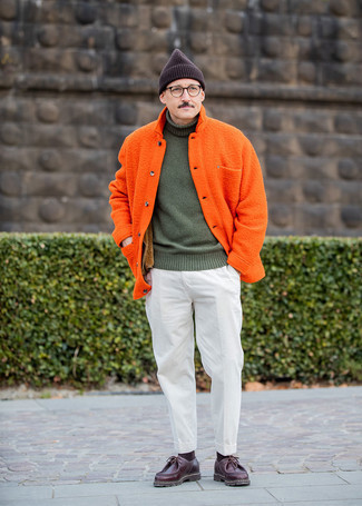 Quale chukka indossare con una camicia giacca arancione per un uomo di 40 anni: Abbina una camicia giacca arancione con pantaloni eleganti di velluto a coste bianchi per un look elegante e alla moda. Per distinguerti dagli altri, prova con un paio di chukka.