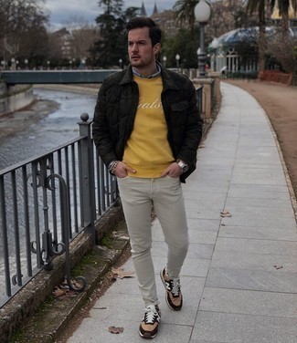 Quale jeans indossare con una felpa gialla quando fa caldo in modo casual: Coniuga una felpa gialla con jeans per un look raffinato per il tempo libero. Per un look più rilassato, calza un paio di scarpe sportive marrone chiaro.