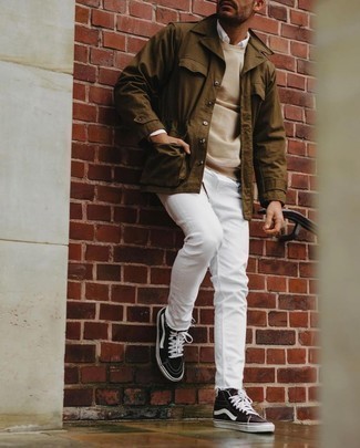 Quale camicia giacca indossare con sneakers alte terracotta in modo casual: Prova ad abbinare una camicia giacca con jeans bianchi per un look raffinato per il tempo libero. Scegli un paio di sneakers alte terracotta come calzature per avere un aspetto più rilassato.