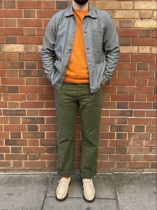 Quale camicia giacca indossare con chukka beige: Metti una camicia giacca e chino verde oliva se preferisci uno stile ordinato e alla moda. Chukka beige sono una valida scelta per completare il look.