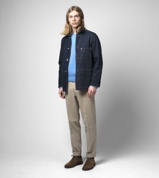 Look alla moda per uomo: Camicia giacca di jeans blu scuro, Felpa azzurra, Chino marrone chiaro, Scarpe derby in pelle scamosciata marrone scuro
