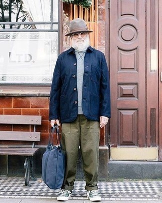 Moda uomo anni 60: Potresti abbinare una camicia giacca blu scuro con una felpa grigia per essere elegante ma non troppo formale.