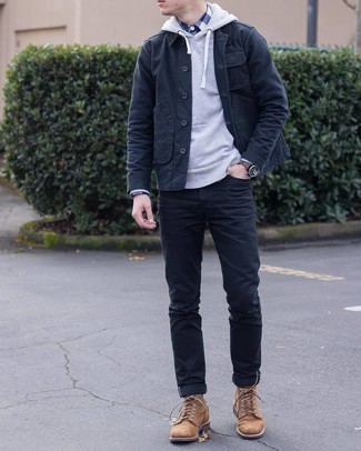 Come indossare e abbinare jeans neri per un uomo di 20 anni in modo casual: Potresti abbinare una camicia giacca nera con jeans neri per affrontare con facilità la tua giornata. Stivali casual in pelle marroni sono una gradevolissima scelta per completare il look.