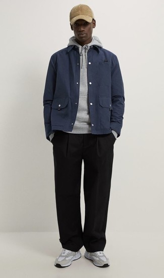 Quale chino indossare con una camicia giacca blu scuro: Opta per una camicia giacca blu scuro e chino per un look da sfoggiare sul lavoro. Scegli un paio di scarpe sportive grigie per avere un aspetto più rilassato.