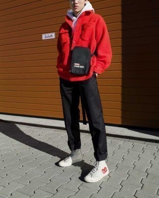 Quale sneakers alte indossare con una camicia giacca rossa in modo casual: Prova ad abbinare una camicia giacca rossa con chino neri se cerchi uno stile ordinato e alla moda. Scegli un paio di sneakers alte per un tocco più rilassato.