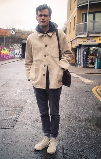 Look alla moda per uomo: Camicia giacca marrone chiaro, Felpa con cappuccio nera, Chino grigio scuro, Sneakers alte di tela beige