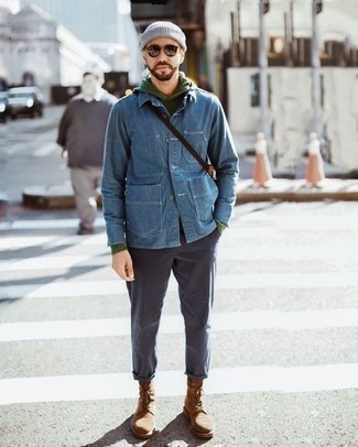 Quale chino indossare con stivali casual marrone chiaro: Mostra il tuo stile in una camicia giacca di jeans blu con chino se preferisci uno stile ordinato e alla moda. Stivali casual marrone chiaro sono una splendida scelta per completare il look.