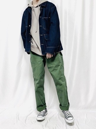 Come indossare e abbinare una camicia giacca blu per un uomo di 20 anni: Abbina una camicia giacca blu con chino verde scuro per creare un look smart casual. Mettiti un paio di sneakers basse di tela grigie per un tocco più rilassato.