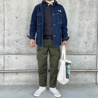 Look alla moda per uomo: Camicia giacca di jeans blu scuro, Felpa con cappuccio nera, Dolcevita bianco, Pantaloni cargo verde oliva