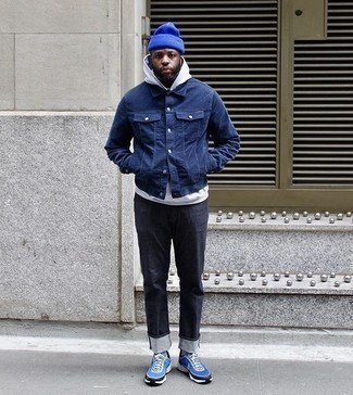 Come indossare e abbinare sneakers blu: Scegli un outfit composto da una camicia giacca blu scuro e jeans grigio scuro per un look semplice, da indossare ogni giorno. Abbina questi abiti a un paio di sneakers blu.