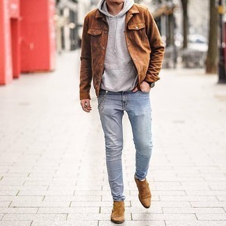 Quale jeans indossare con una felpa con cappuccio grigia in modo smart-casual: Opta per una felpa con cappuccio grigia e jeans per un outfit comodo ma studiato con cura. Scegli uno stile classico per le calzature e scegli un paio di stivali chelsea in pelle scamosciata marrone chiaro.
