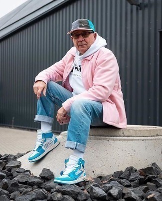 Come indossare e abbinare pantaloni acqua per un uomo di 60 anni: Potresti indossare una camicia giacca rosa e pantaloni acqua per un look raffinato per il tempo libero. Completa questo look con un paio di sneakers alte di tela bianche e blu.
