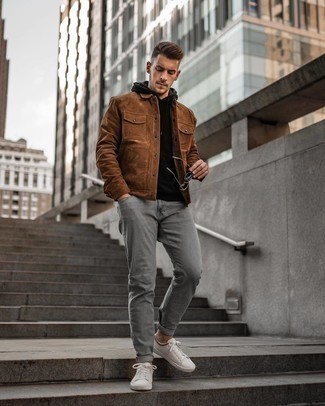 Quale jeans indossare con una camicia giacca terracotta: Potresti combinare una camicia giacca terracotta con jeans per un look raffinato per il tempo libero. Sneakers basse di tela bianche danno un tocco informale al tuo abbigliamento.