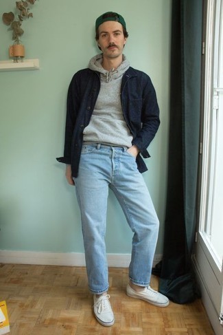 Quale jeans indossare con una camicia giacca blu scuro: Abbina una camicia giacca blu scuro con jeans per un look spensierato e alla moda. Per distinguerti dagli altri, calza un paio di sneakers basse di tela bianche.
