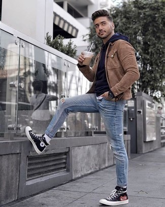 Quale jeans indossare con una felpa con cappuccio blu scuro in modo rilassato: Per un outfit della massima comodità, potresti combinare una felpa con cappuccio blu scuro con jeans. Per un look più rilassato, calza un paio di sneakers alte di tela stampate nere.