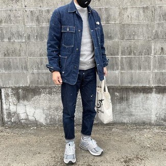 Come indossare e abbinare una borsa shopping di tela bianca per un uomo di 30 anni in modo casual: Combina una camicia giacca di jeans blu scuro con una borsa shopping di tela bianca per un'atmosfera casual-cool. Scarpe sportive grigie sono una valida scelta per completare il look.