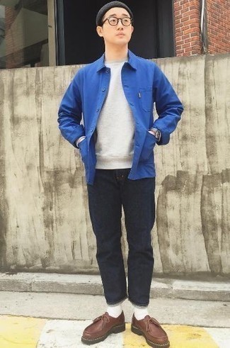Come indossare e abbinare una felpa grigia con jeans blu: Indossa una felpa grigia con jeans blu per un look spensierato e alla moda. Indossa un paio di scarpe derby in pelle marroni per un tocco virile.