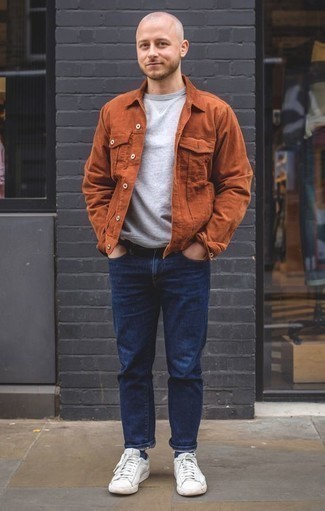 Come indossare e abbinare una camicia giacca marrone in modo casual: Mostra il tuo stile in una camicia giacca marrone con jeans blu scuro per un look raffinato per il tempo libero. Sneakers basse in pelle bianche renderanno il tuo look davvero alla moda.