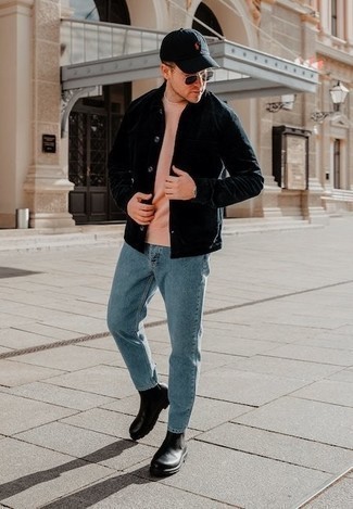 Come indossare e abbinare jeans azzurri in modo smart-casual: Metti una camicia giacca nera e jeans azzurri per vestirti casual. Completa il tuo abbigliamento con un paio di stivali chelsea in pelle neri.